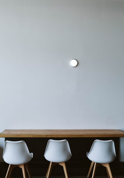 白色和棕色木椅